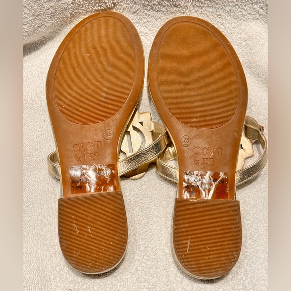 Sale! Perfect for summer! Crown & Ivy Wylie Thong metallic gold Sandal, size 7.5 - Picture 4 of 4